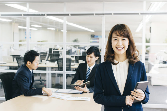 スーツ姿で笑顔の女性