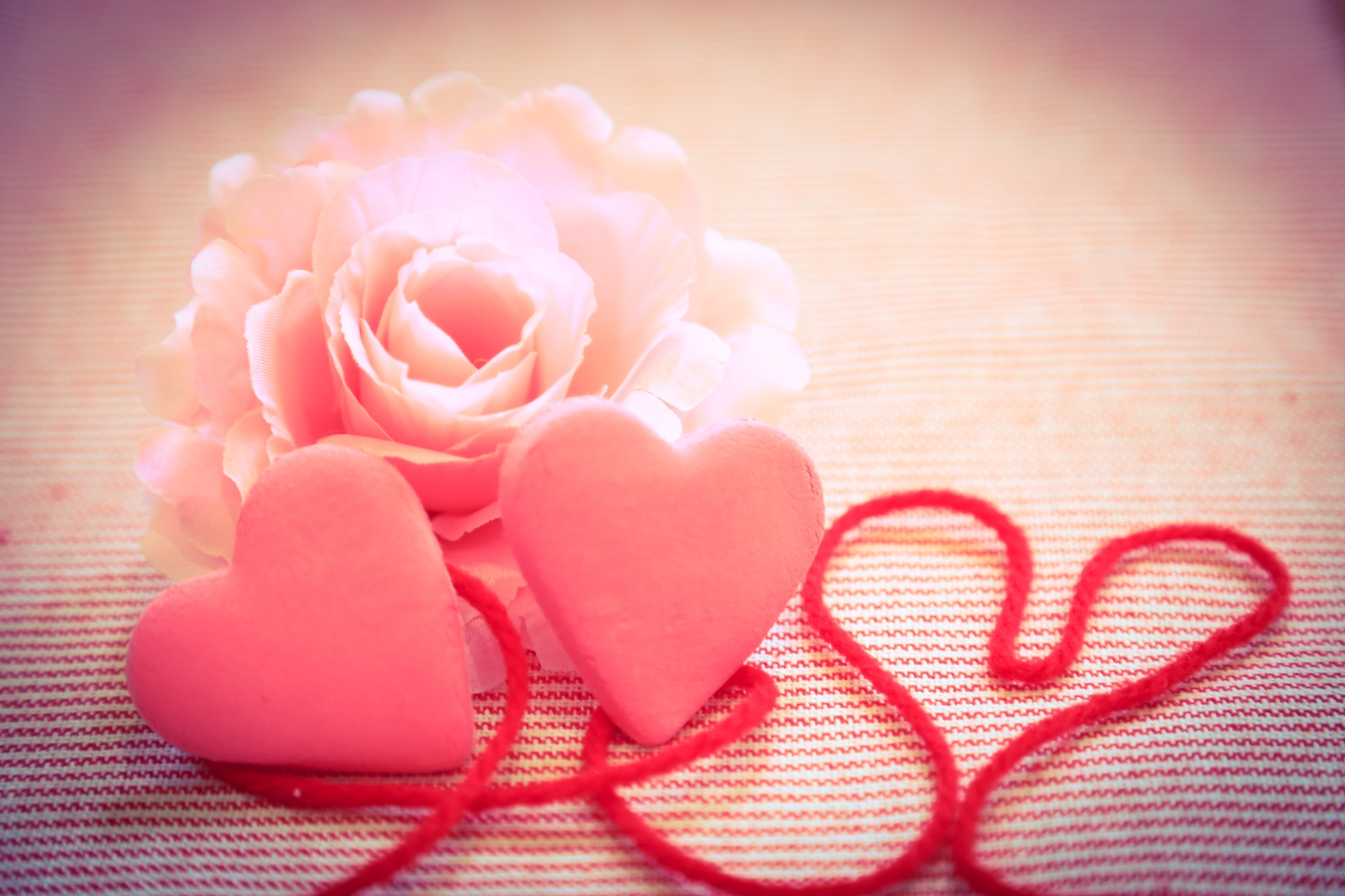 ハートのオブジェが2つならんだ画像