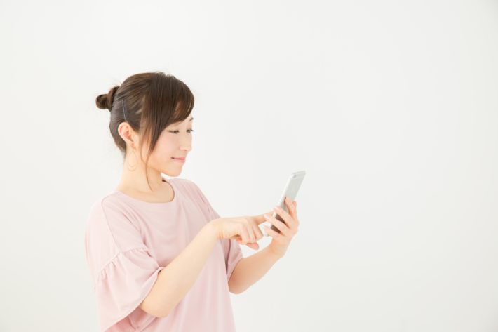 スマホを使っている女性