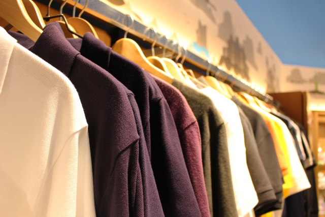 ハンガーにコートやシャツがかけられた画像