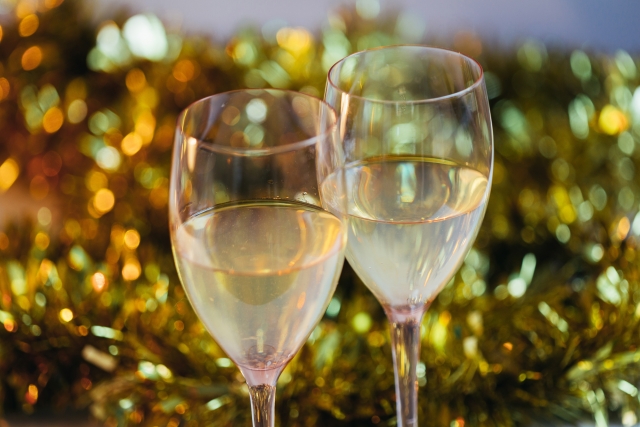 2つ並んだワイングラスの画像