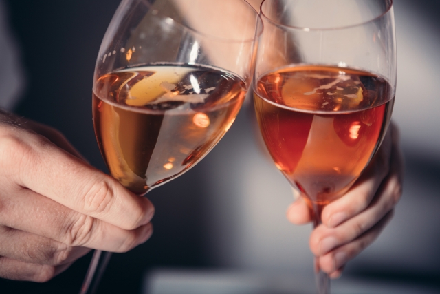 婚活パーティーにおいてグラスで乾杯する男女