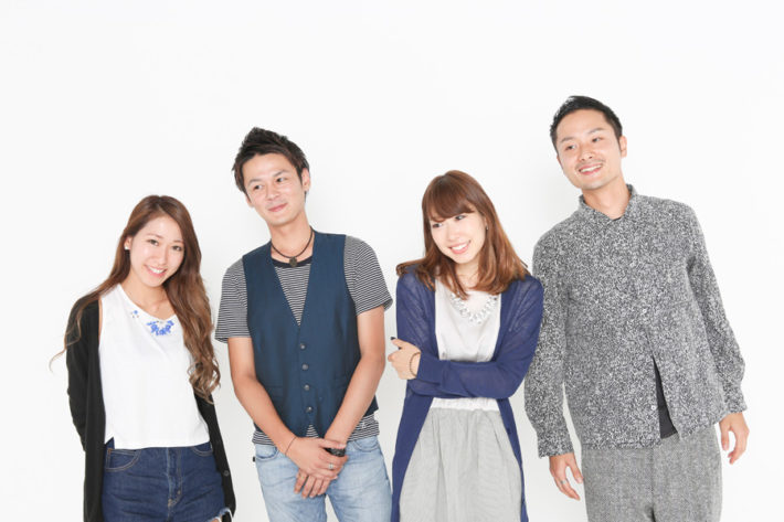 横に並んだ男女の画像