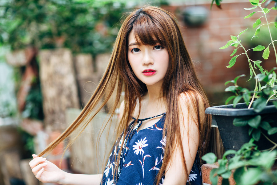 髪の毛を弄る女性