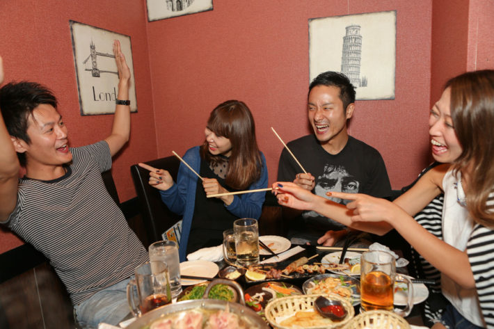 飲み会で王様ゲームをして盛り上がっている男女