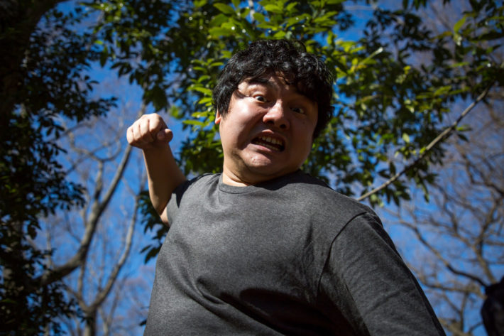 目を見開いて殴りかかってくる男性