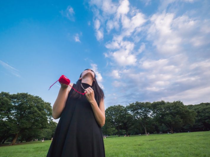 赤い糸が切れて叫ぶ女性