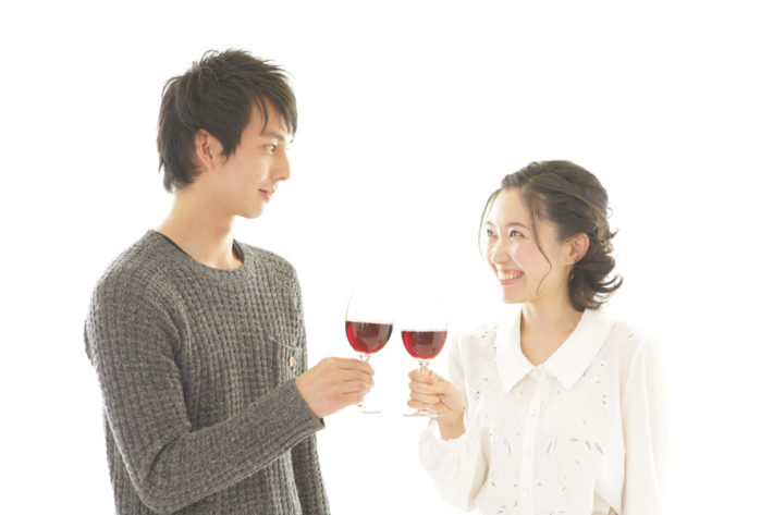赤ワインで乾杯する男女
