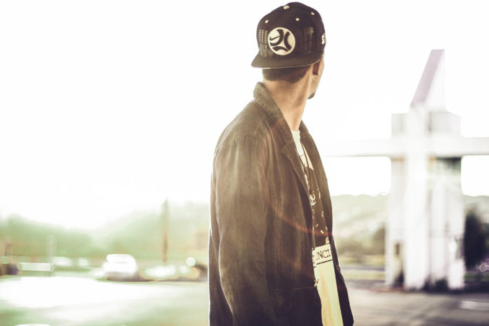 キャップを被った男性