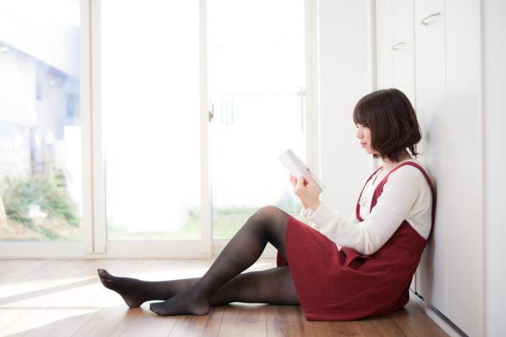読書している女性