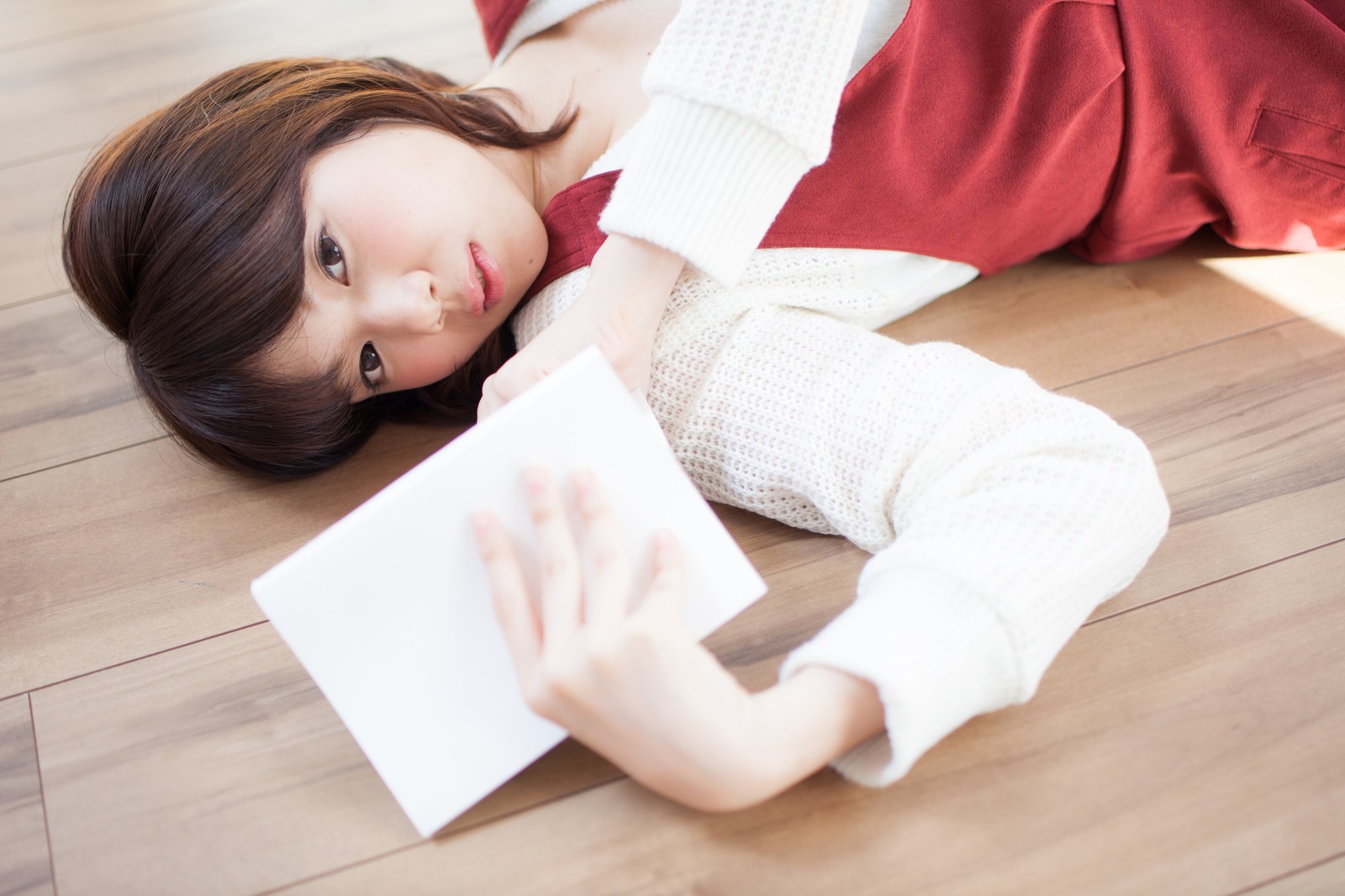 床に寝転ぶ女性