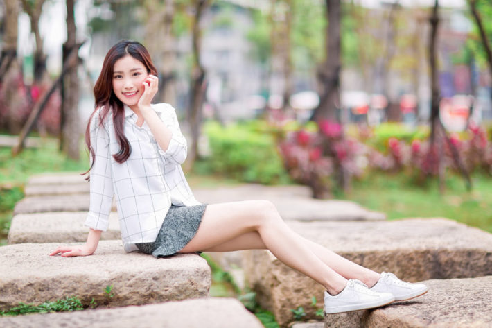 石段の上に座っている女性