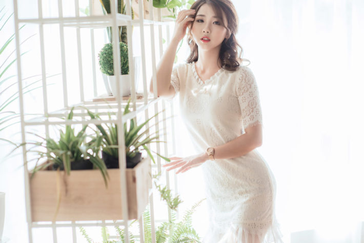 観葉植物と女性