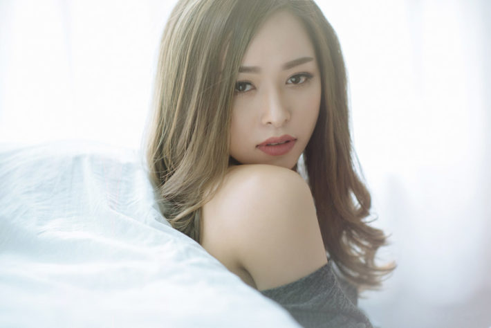 肩を出した女性