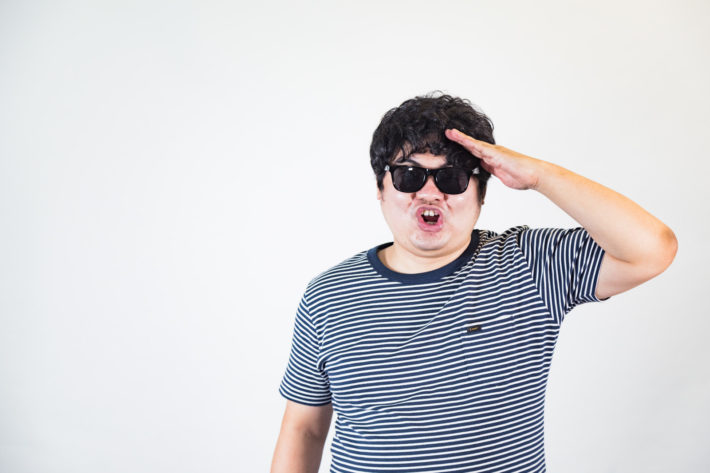 敬礼しているサングラスの男性