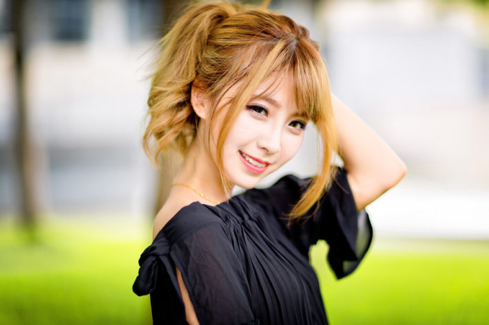 黒い服を着たポニーテールの女性