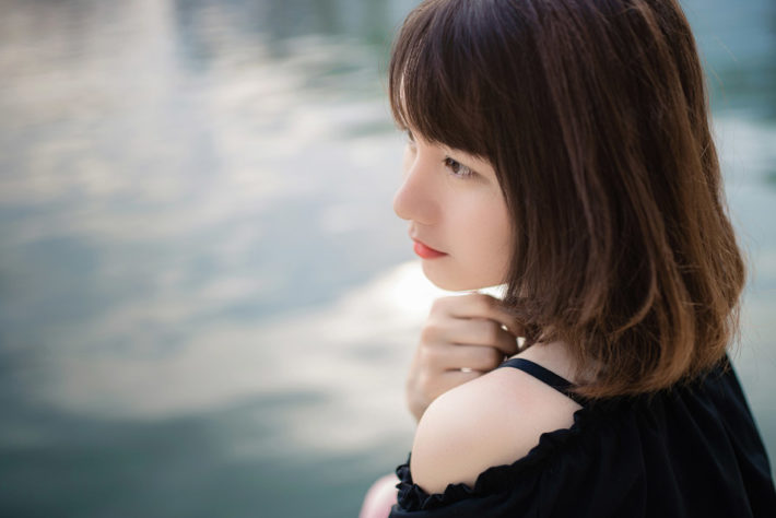 水辺を見ている女性