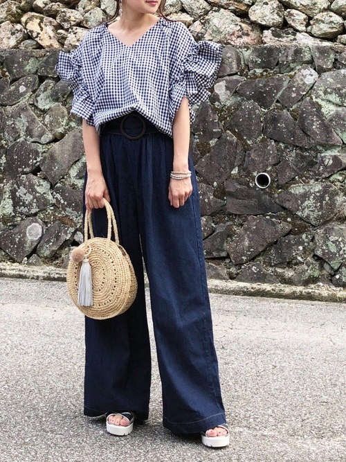moyooonnのVネックギンガムチェックブラウス、ワイドパンツを使ったコーディネート