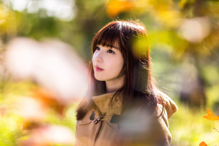 斜め上を向く女性