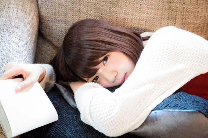 寝転んでこちらを見ている女性