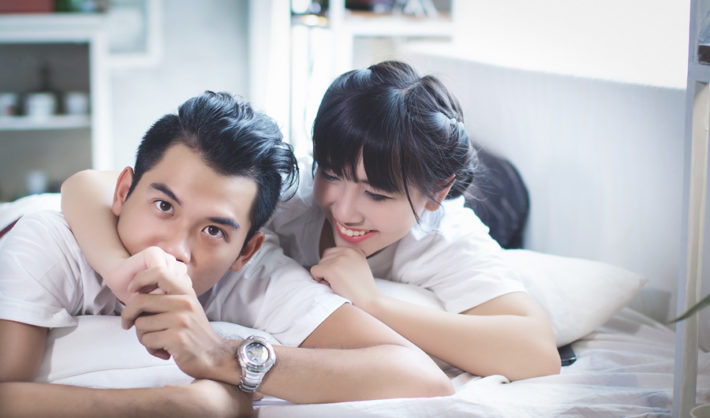 寝転んでいる男女