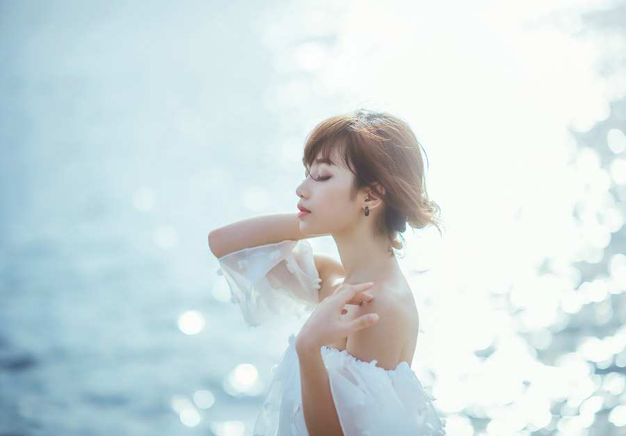 オフショルダーの女性