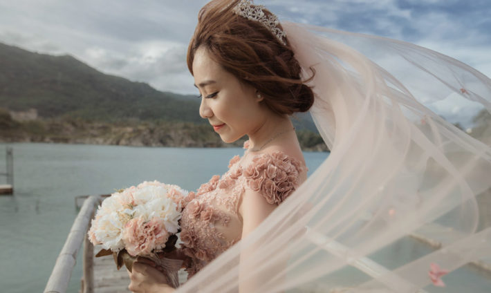 ピンクのウェディングドレスを着た女性