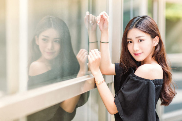 ショーウィンドウにもたれかかっている女性