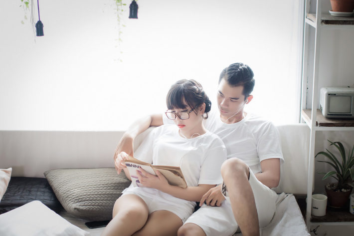 ソファーでくつろぐ男女