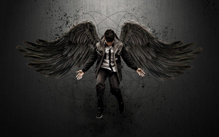 漆黒の翼が背中から生えている男性