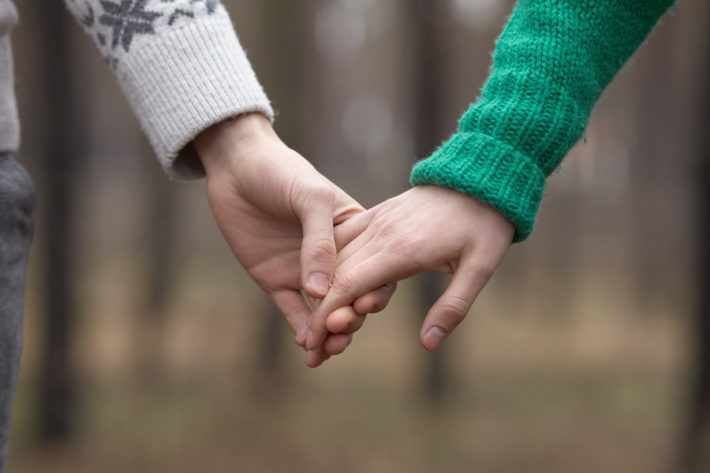 手を繋ぐ男女
