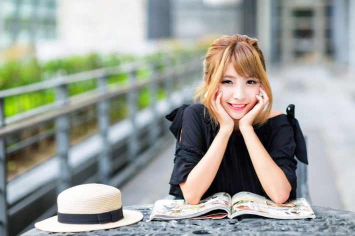 机に両肘をついている女性