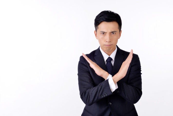 腕をクロスさせている男性