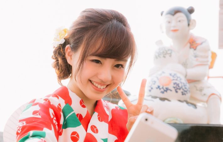 浴衣を着て微笑む女性