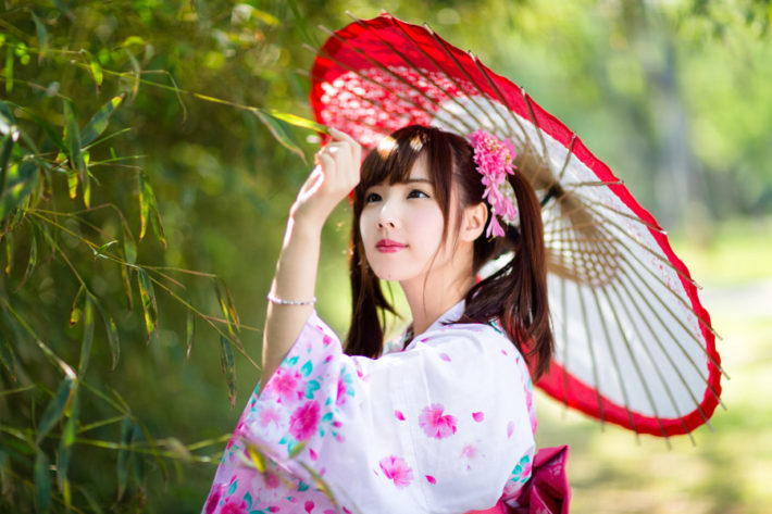 浴衣姿で葉っぱを掴んでいる女性