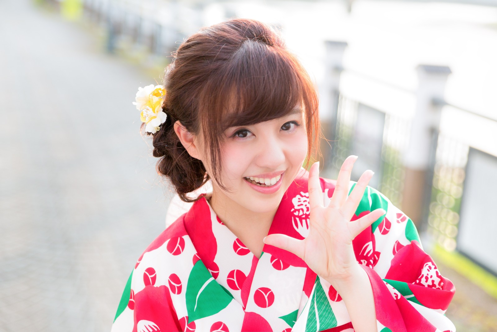 浴衣を着て微笑む女性