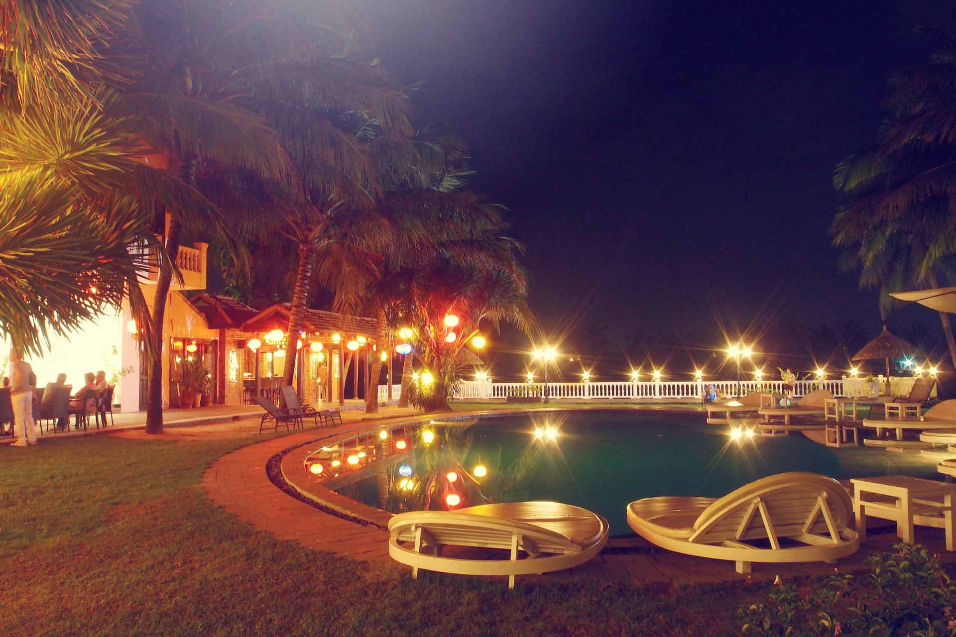 夜にライトアップされているナイトプール