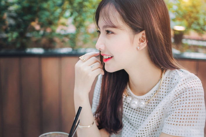 カフェで話している女性