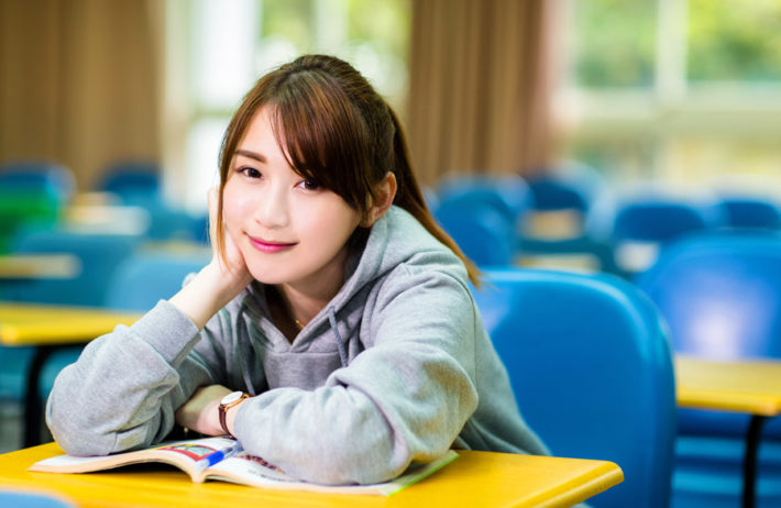 大学の席に座っている女子学生