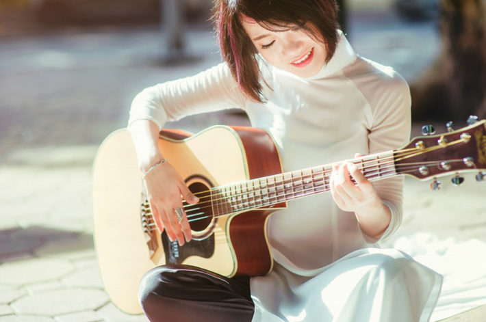 ギターを弾いている女性