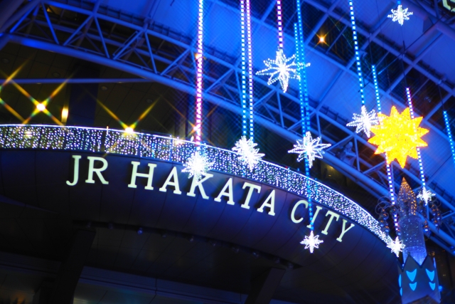 イルミネーションで彩られた博多駅の画像