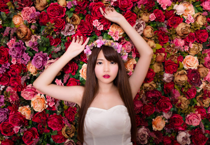 花冠をした女性