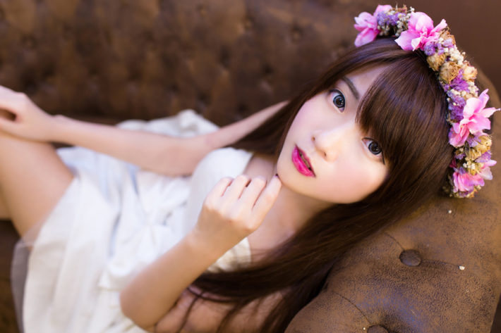 花冠をした女性がこちらを見上げている画像