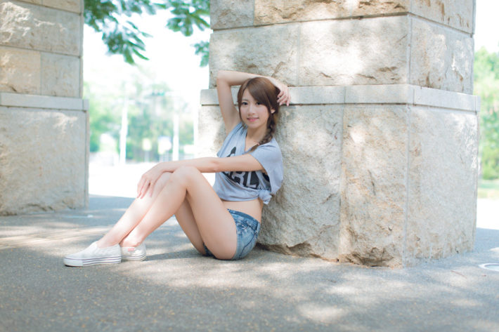 地面に座っている短パン姿の女性