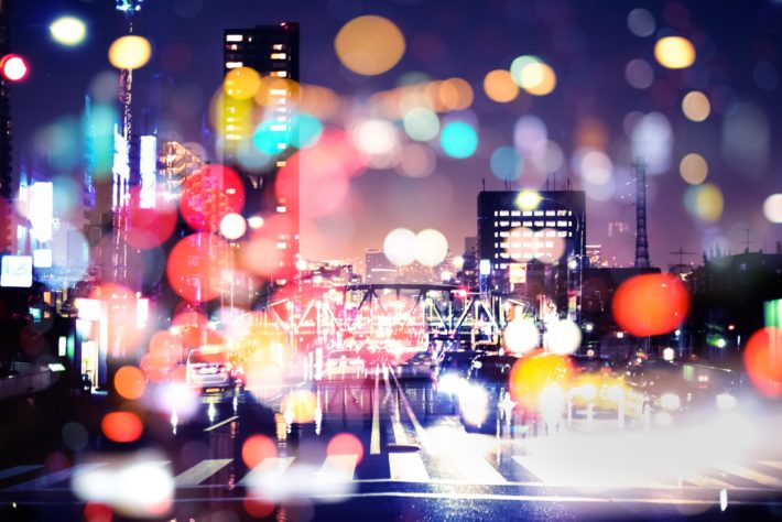 ネオンで溢れる街の夜景