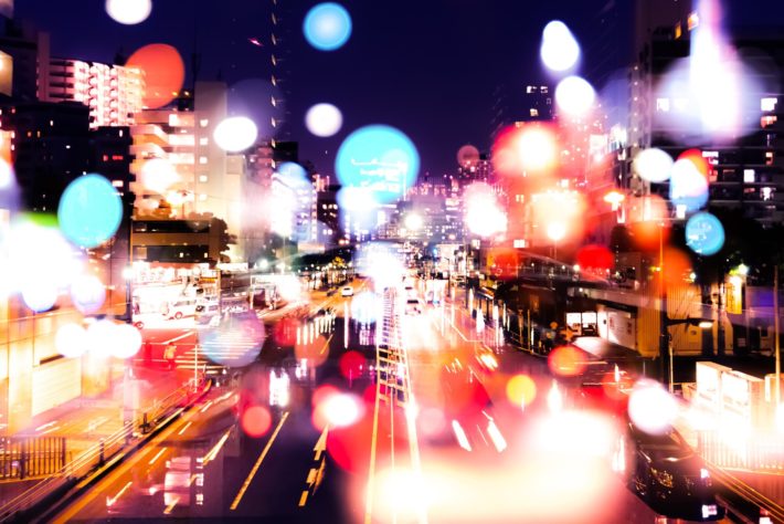 ネオンが降り注ぐ街の風景
