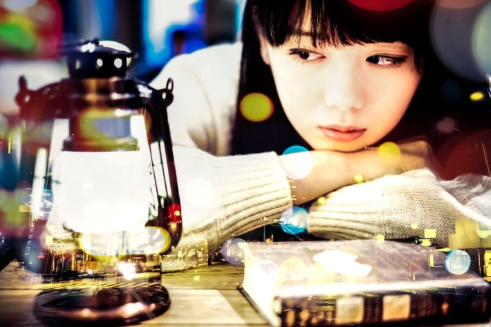 ランタンを見つめている女性