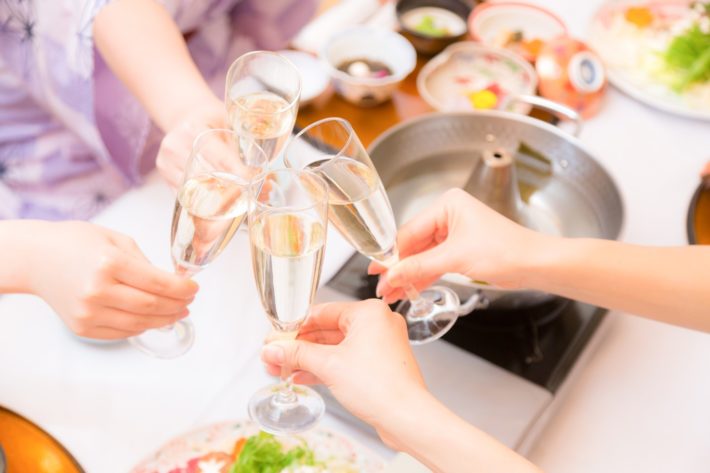 シャンパングラスで乾杯する男女