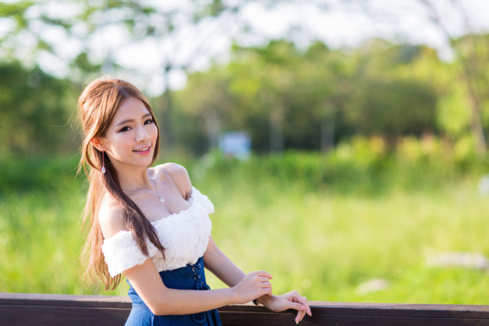 テラスに立っている女性