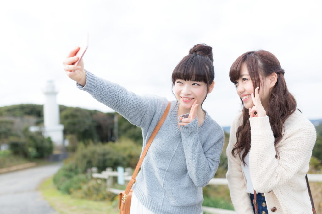 野外で写真を撮っている女性達